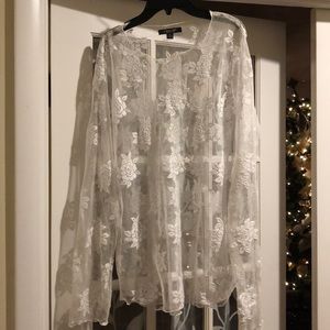 Karenkane lifestyle shirt white w/ rose designs